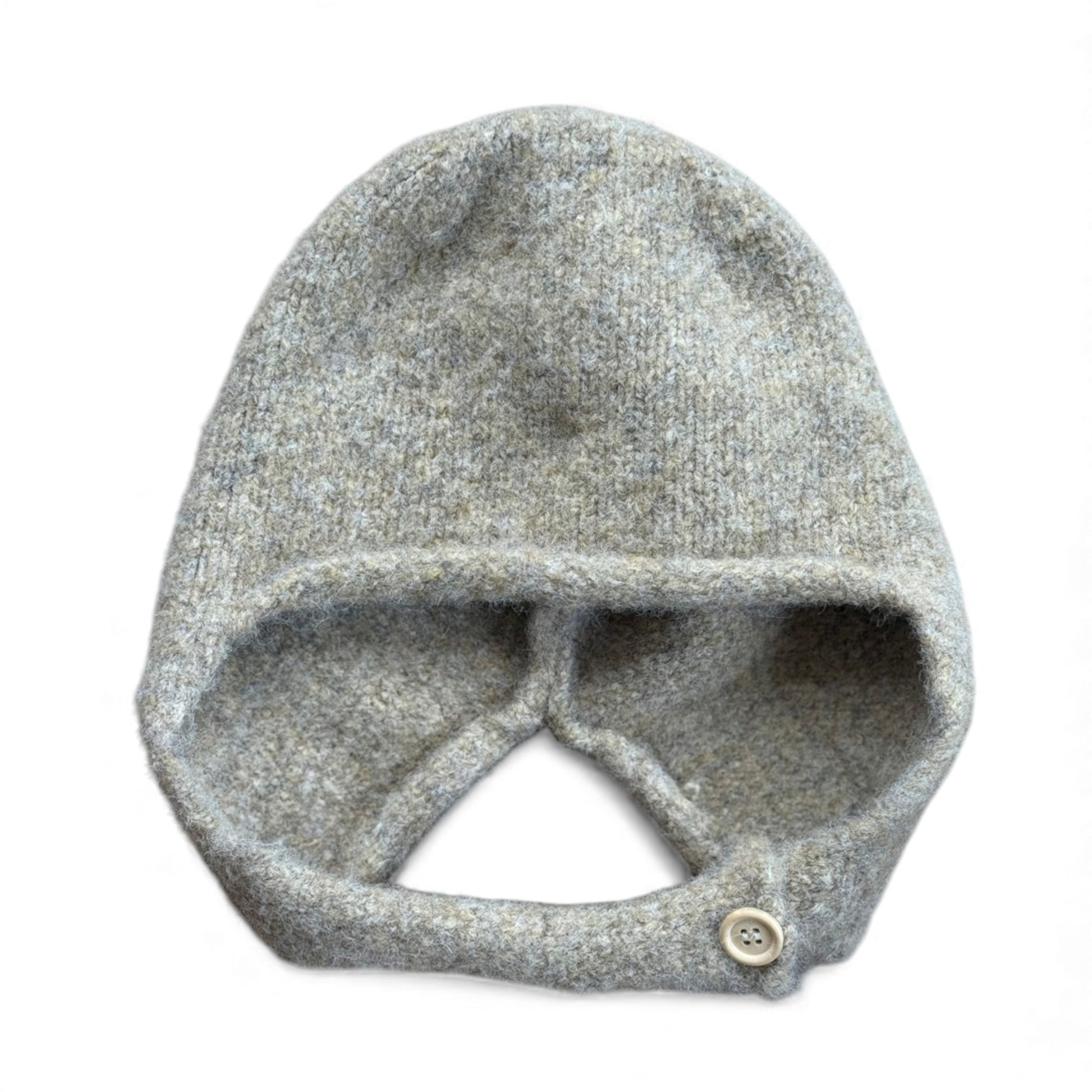 Grey wool children’s hat with ear coverage and under-chin button strap — front view.
