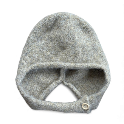 Grey wool children’s hat with ear coverage and under-chin button strap — front view.